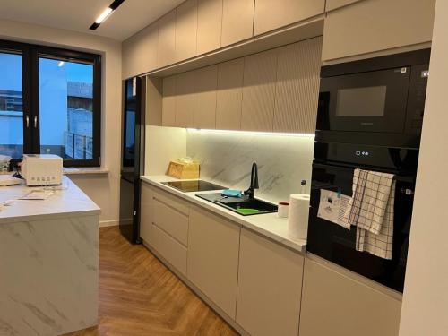 b4cdc806-153f-4c5c-81b1-880596a01ff0